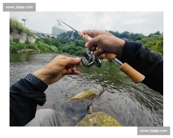 小孩哥单手擒大鱼！钓鱼佬：我的装备白升级了